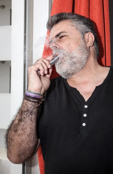 Senior atraente com barba branca fumar cigarro eletrônico — Fotografia de Stock