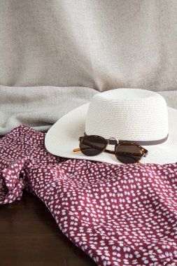 Kadınlar için çeşitli giysi ve aksesuar seti