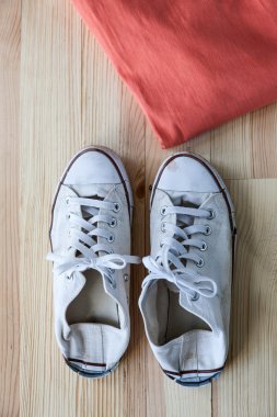 Kadınlar için çeşitli giysi ve aksesuar seti