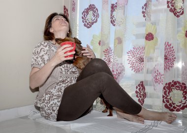 çekici kadın köpekle oynamayı