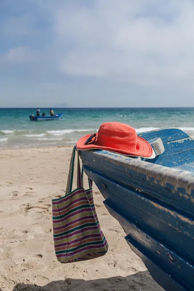 Zbiór różnych ubrań i akcesoriów dla kobiet na plaży — Zdjęcie stockowe