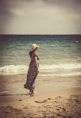 Deniz kıyısı üzerinde çekici kadın 