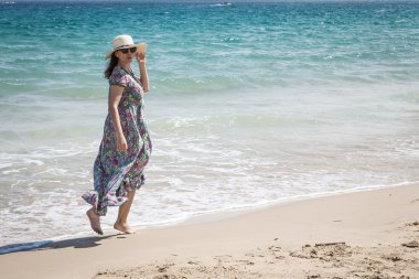 Deniz kıyısı üzerinde çekici kadın 