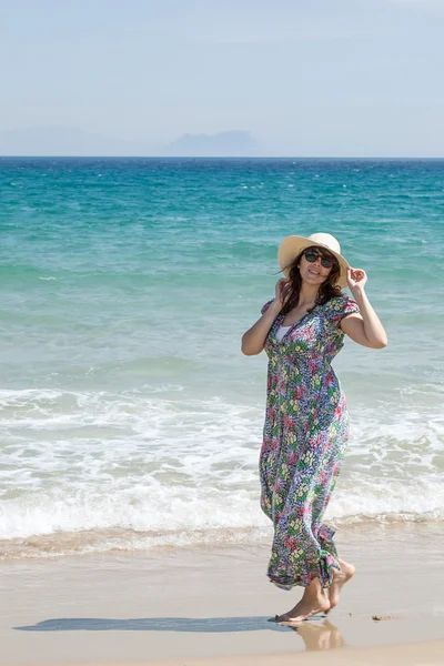 Aantrekkelijke vrouw aan kust — Stockfoto