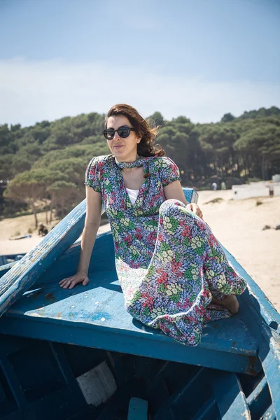 Mujer atractiva en la orilla del mar —  Fotos de Stock