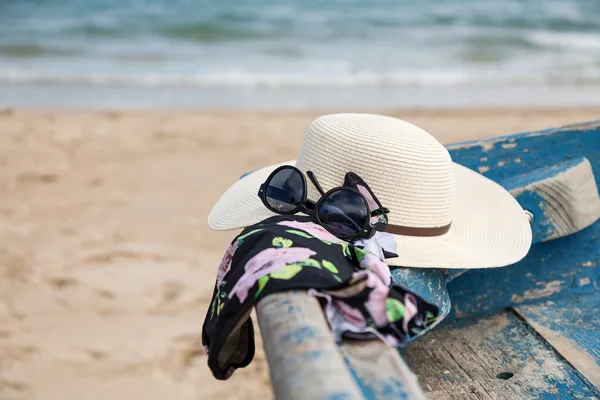 Set mit verschiedenen Kleidungsstücken und Accessoires für Frauen am Strand — Stockfoto