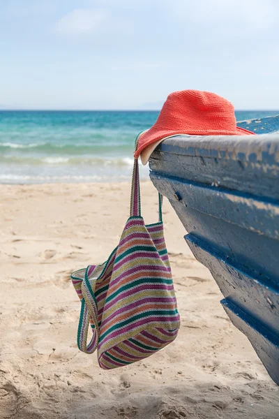 Zbiór różnych ubrań i akcesoriów dla kobiet na plaży — Zdjęcie stockowe