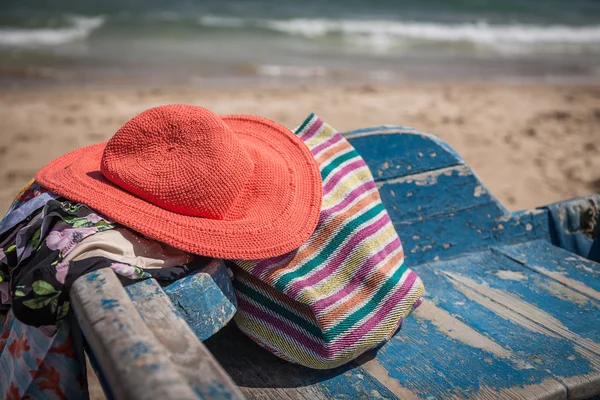 Set mit verschiedenen Kleidungsstücken und Accessoires für Frauen am Strand — Stockfoto