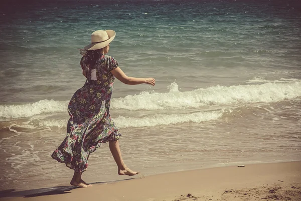 Attractive woman on seashore — Stock Photo, Image