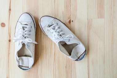 Kadınlar için çeşitli giysi ve aksesuar seti