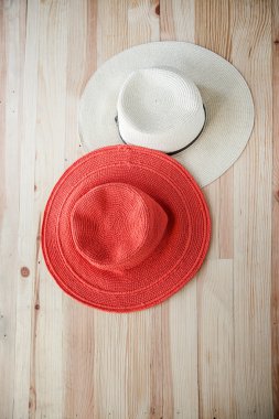 Kadınlar için çeşitli giysi ve aksesuar seti