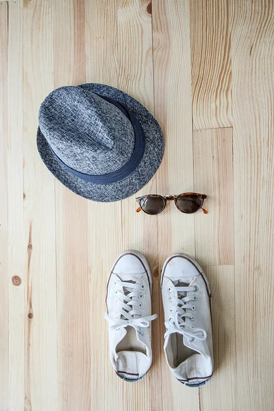 Set mit verschiedenen Kleidungsstücken und Accessoires für Frauen — Stockfoto