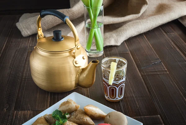 Arabski czajnik na biały drewniany stół — Zdjęcie stockowe