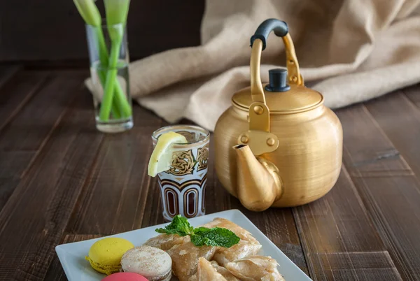 Arabski czajnik na biały drewniany stół — Zdjęcie stockowe