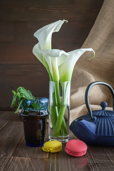 Китай чайник з квітами і торти — стокове фото