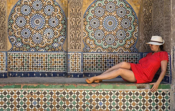 Mulher bonita nas ruas Tânger Marrocos — Fotografia de Stock