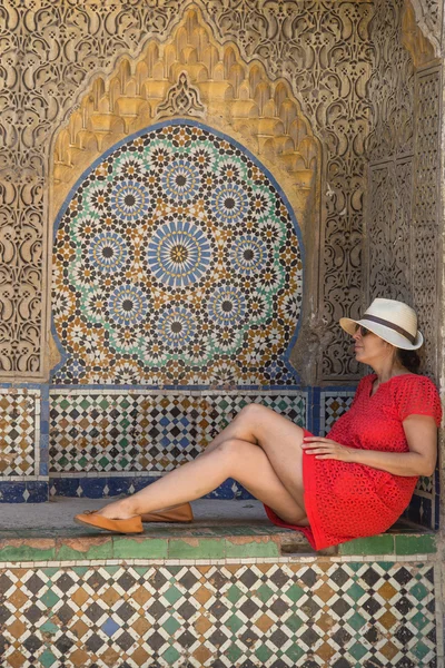 Mulher bonita nas ruas Tânger Marrocos — Fotografia de Stock