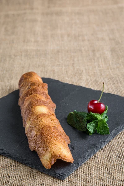 Galletas y pasteles con frutas — Foto de Stock