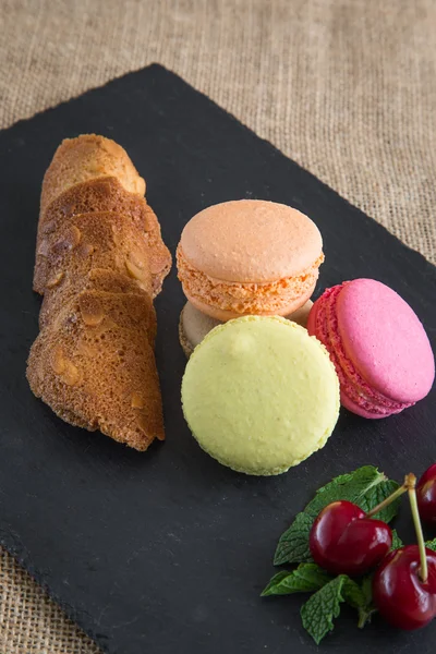 Macaron colorati tradizionali francesi in fila in una scatola — Foto Stock