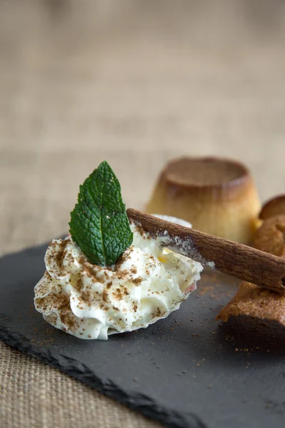 Cinnamon and caramel flan — Stock Photo, Image