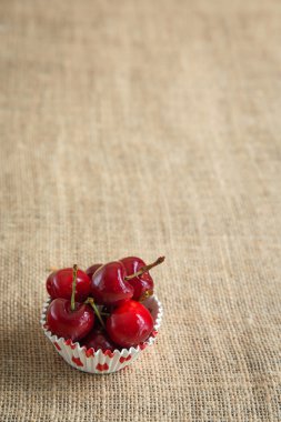 Bir kasedeki kirazlar 