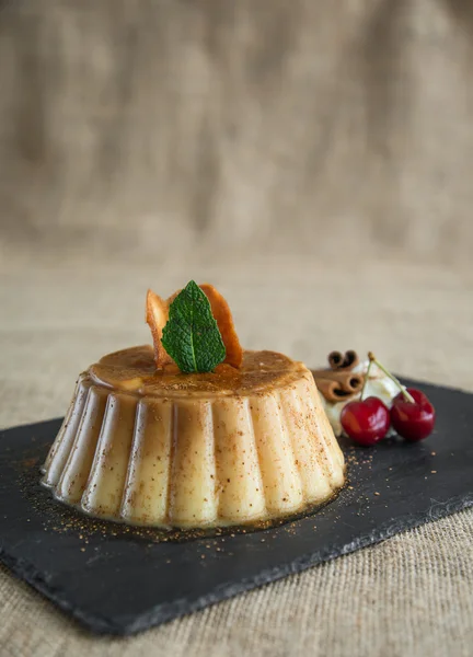 Cinnamon and caramel flan — Stock Photo, Image