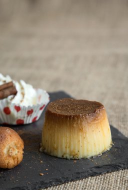 Tarçın ve karamel flan