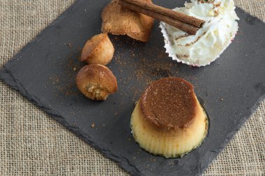 Tarçın ve karamel flan