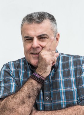 El hareketi çekici orta yaşlı adam