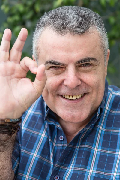 Homem de meia-idade atraente gestos — Fotografia de Stock