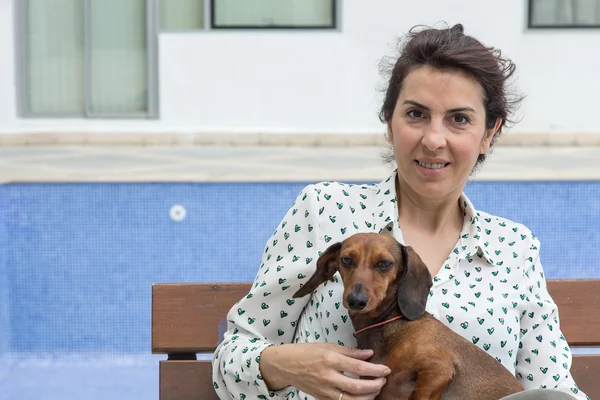 Aantrekkelijke vrouw spelen met hond — Stockfoto