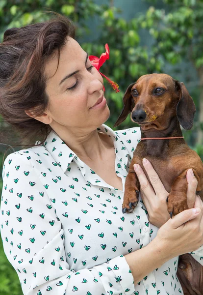 Atractiva mujer jugando con el perro —  Fotos de Stock