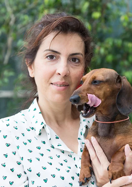 Aantrekkelijke vrouw spelen met hond — Stockfoto