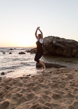 Çekici kadın kumsalda oynarken