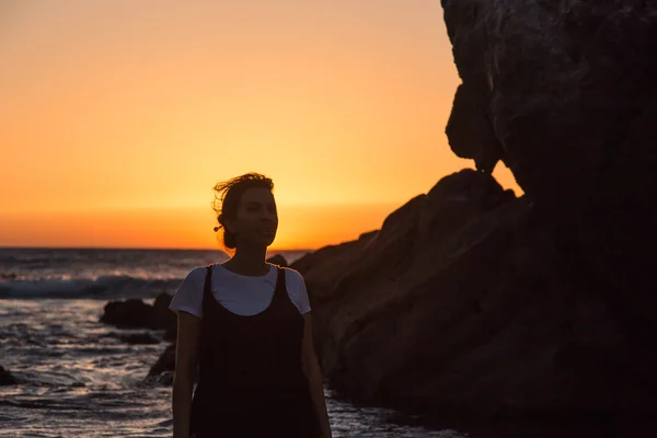 Gün batımında sahilde Yoga uygulamak siluet genç kadın. — Stok fotoğraf