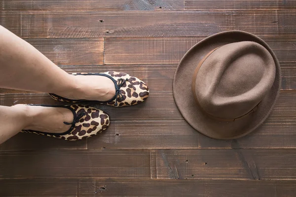 Pernas de mulher colocando em sapatos — Fotografia de Stock