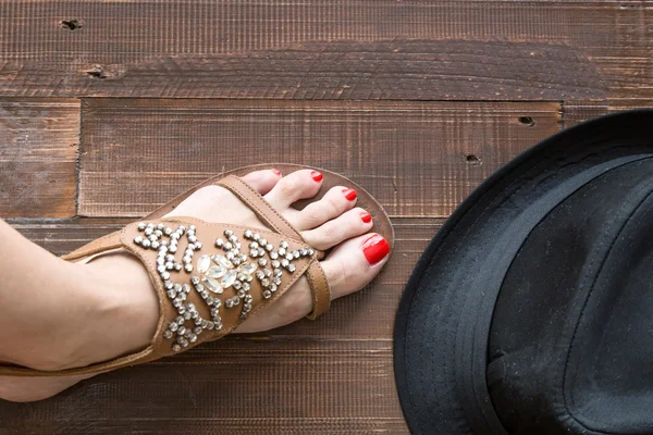 Woman legs putting on shoes — Stock Photo, Image