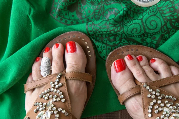 Woman legs putting on shoes — Stock Photo, Image