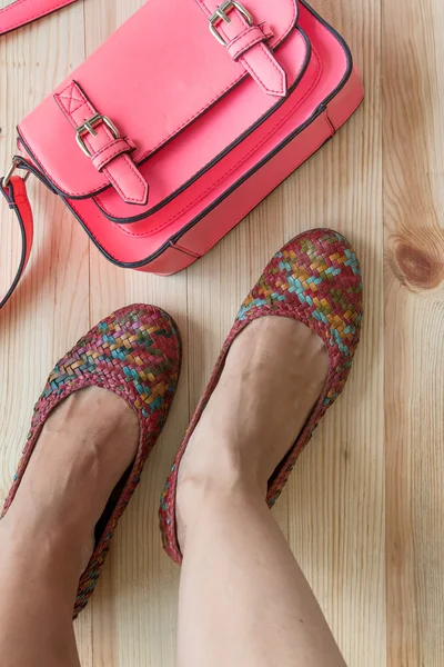 Woman legs putting on shoes — Stock Photo, Image