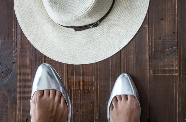 Woman legs putting on shoes — Stock Photo, Image