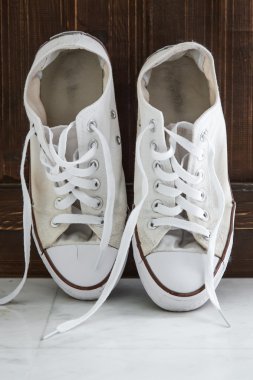 Retro Spor ayakkabı sol ahşap zemin üzerinde