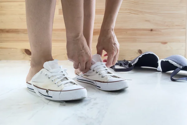 Woman legs putting on shoes — Stock Photo, Image