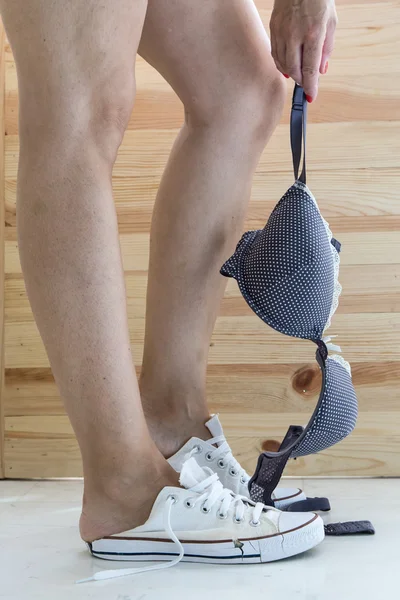 Woman legs putting on shoes — Stock Photo, Image