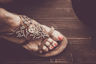 Kadın ayakları üzerinde ayakkabı koyarak