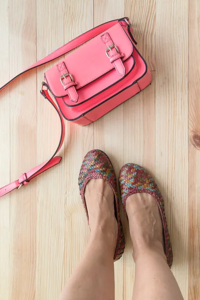 Woman legs putting on shoes — Stock Photo, Image