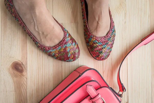 Woman legs putting on shoes — Stock Photo, Image