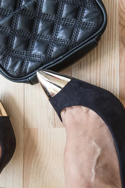 Kvinnan ben att sätta på skor — Stockfoto