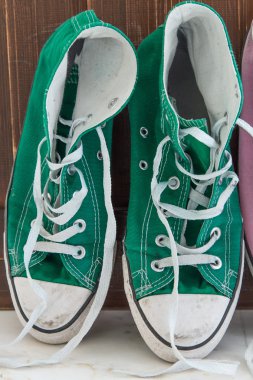 Retro Spor ayakkabı sol ahşap zemin üzerinde