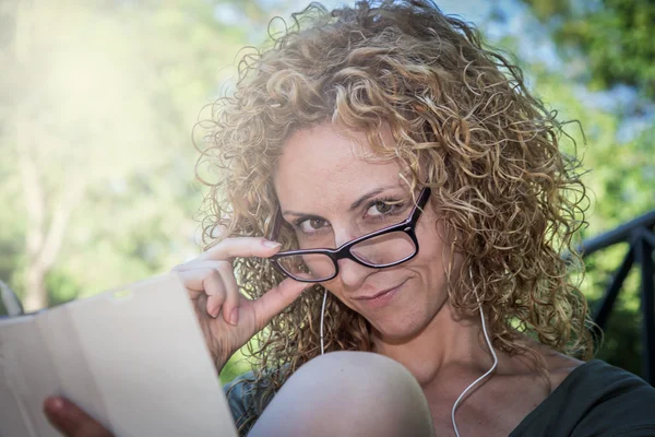 Aantrekkelijke red haired meisje muziek beluisteren — Stockfoto