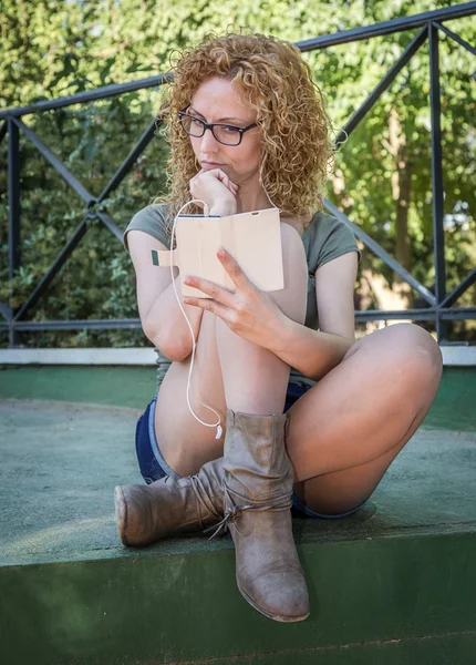 Atractiva chica rubia escuchando música —  Fotos de Stock